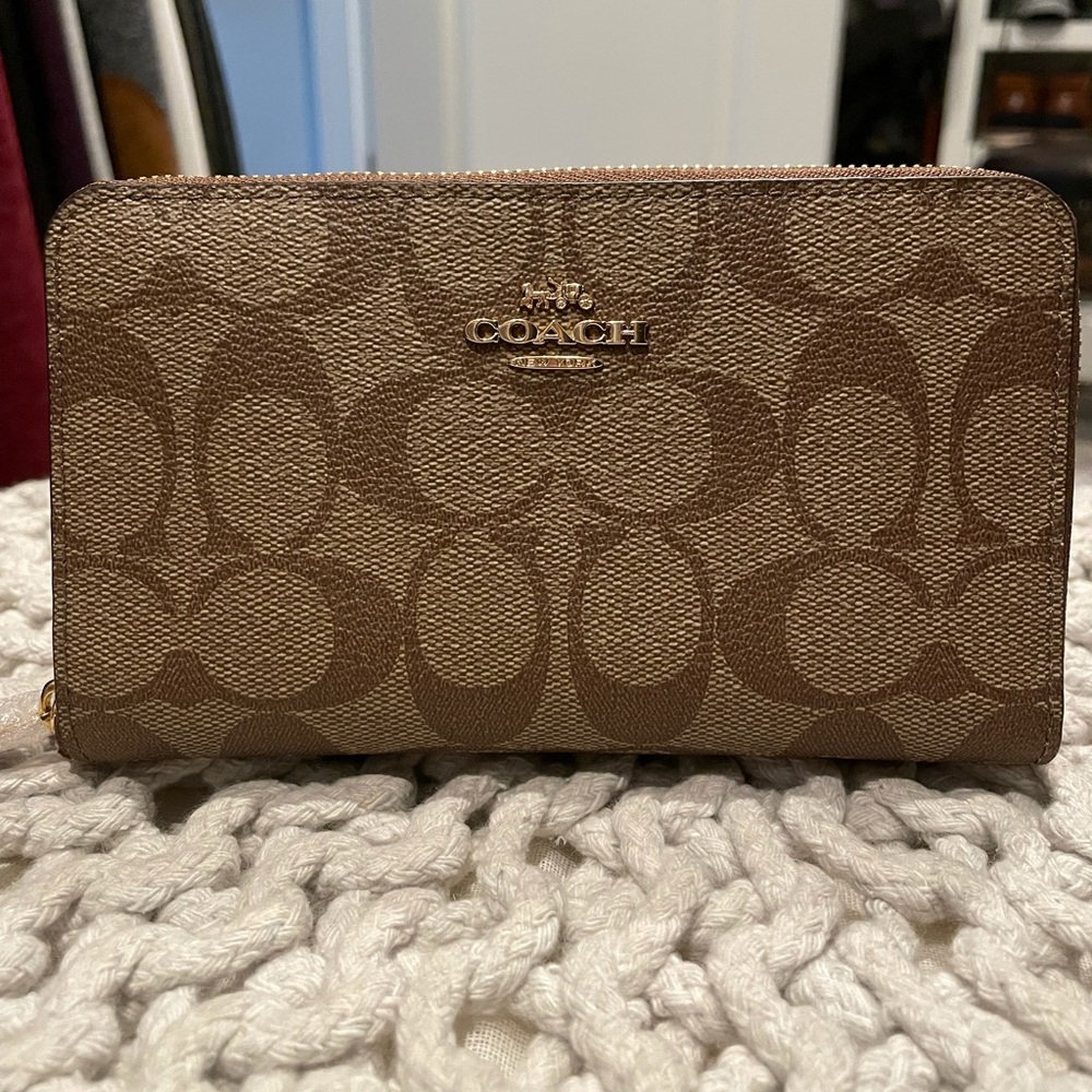Coach Medium ID Zip Wallet Sig Coated Canvas